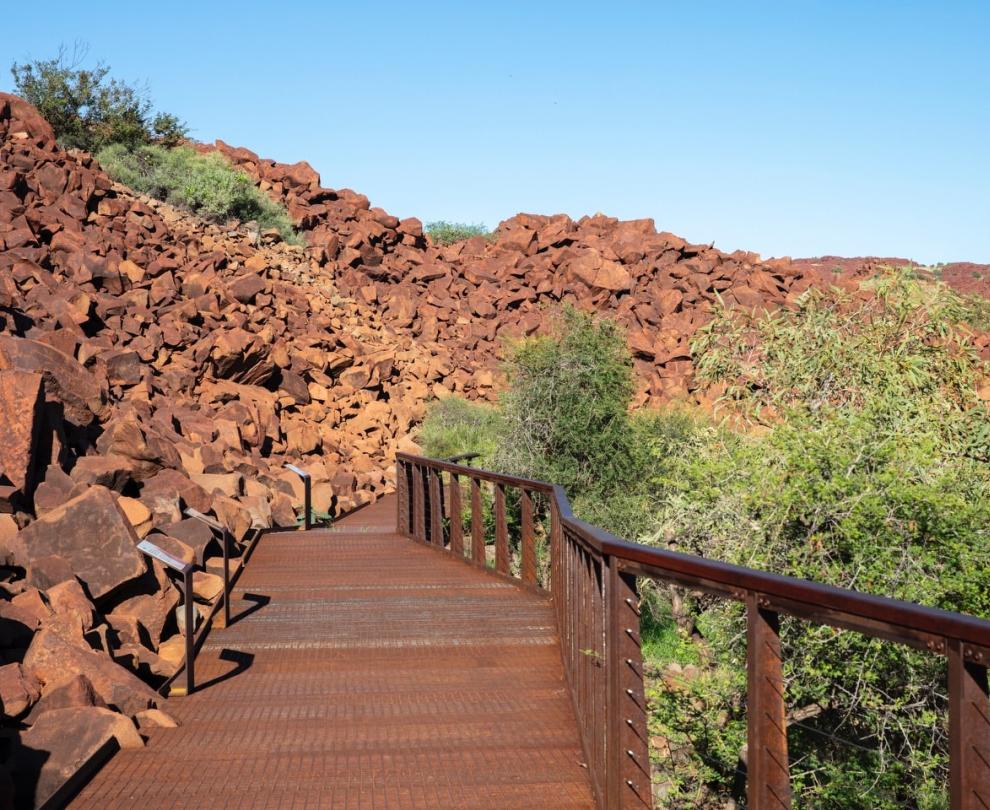 Nganjarli walk trail, Murujuga Overview