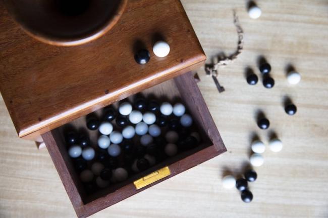 Black and white balls