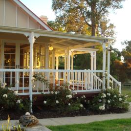 Karri House. Eat - Stay - Love